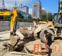 www.艹艹逼高温下的坚守｜道路建设者用汗水铺就畅通路